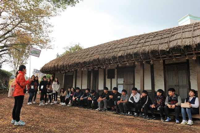SH공사가 13일부터 15일까지 사흘간 제주도 일원에서 인문학적 소양과 역사의식을 함양하는 청소년 캠프를 진행했다.ⓒSH공사