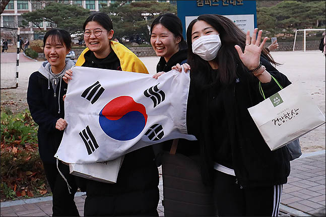 2019학년도 대학수학능력시험이 치러진 15일 오후 서울 중구 이화여자외국어고등학교에서 수험생들이 태극기를 들고 나오고 있다. ⓒ데일리안 류영주 기자