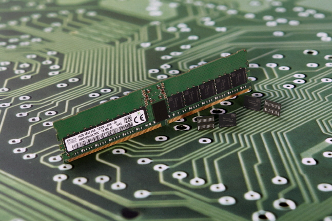 SK하이닉스가 개발한 2세대 10나노급(1y) DDR5 D램.ⓒSK하이닉스
