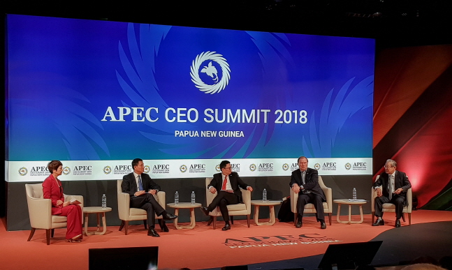 권태신 전국경제인연합회 부회장(맨 오른쪽)은 16일(현지시간) 파푸아뉴기니 포트모리스비에서 열린 '2018 APEC CEO 서밋' 세계화 세션 패널로 참가해 글로벌 통상마찰 확산 방지와 세계경제 불균형 성장 해소를 위한 4가지 해법에 대해 이야기하고 있다.ⓒ전국경제인연합회