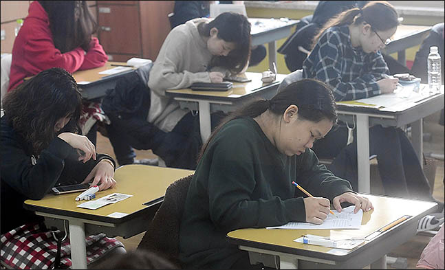 서울 시내 주요 대학들에 따르면 17~18일 동안 논술 전형 시험이 곳곳에서 치러진다. ⓒ데일리안