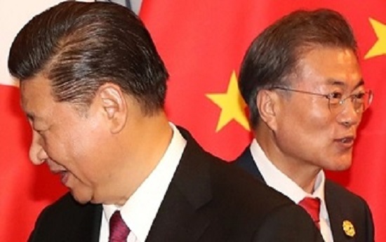 문재인 대통령과 시진핑 중국 국가주석이 2017년 11월 베트남에서 열린 APEC 정상회의에서 악수를 마치고 돌아서고 있다. ⓒ연합뉴스