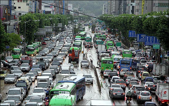 휴일인 18일은 오후 5시 무렵에 고속도로 서울 방향 교통량이 최대에 도달할 것으로 예상된다(자료사진). ⓒ데일리안