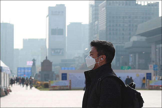 미세먼지 농도가 '나쁨'으로 나타난 지난 16일 아침, 한 시민이 마스크를 쓴 채로 서울 광화문 광장을 가로질러 출근하고 있다(자료사진). ⓒ데일리안 류영주 기자