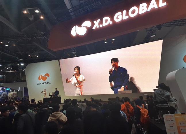 중국 게임업체 X.D.글로벌이 '지스타 2018'에 100부스 규모로 참가해 신작 등을 선보였다. 사진은 15일 X.D.글로벌 무대 이벤트가 진행되고 있는 모습.ⓒ데일리안 유수정 기자