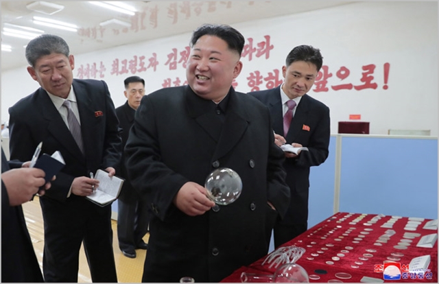 김정은 북한 국무위원장이 평안북도 대관유리공장을 시찰하고 있다. ⓒ조선중앙통신
