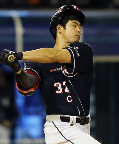 김재환의 MVP 수상은 병역 관련 문제로 가뜩이나 성나있는 야구팬들의 민심에 기름을 붓고 말았다. ⓒ 연합뉴스