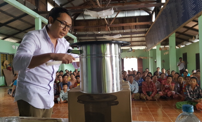 GS칼텍스의 쿡스토브 지원사업 협력사(에코아이) 관계자가 미얀마 주민에게 쿡스토브를 설명하고 있다.ⓒGS칼텍스