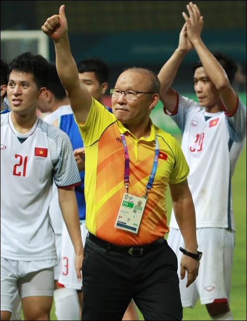 박항서 감독이 이끄는 베트남 축구대표팀이 스즈키컵에서 미얀마와 비기며 조 2위 자리를 유지했다. ⓒ 연합뉴스