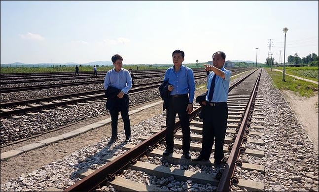 정부는 철도연결을 위한 공동조사를 위해 미국 등과 제재 면제절차를 진행 중이라고 밝혔다.(자료사진) ⓒ통일부