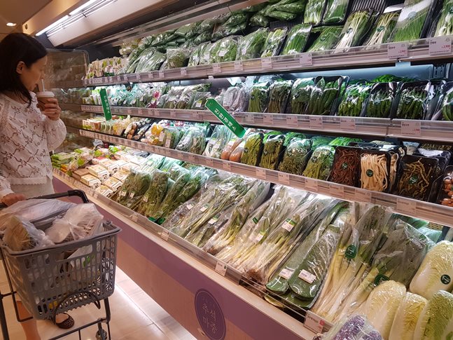 지난 9월 한 소비자가 서울 소공동 롯데백화점 신선코너 앞에서 채소를 고르고 있다.ⓒ데일리안 