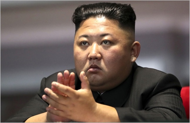 김정은 북한 국무위원장이 북한 대집단체조와 '빛나는 조국' 공연을 관람한 뒤 박수를 치고 있다. ⓒ평양사진공동취재단