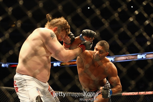 [UFC]2013년 이후 첫 연패에 빠진 오브레임(오른쪽)은 파블로비치와의 대결에 사활을 걸어야한다. ⓒ 게티이미지