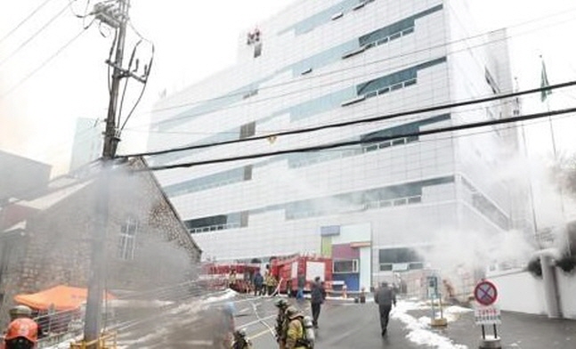 24일 오전 서대문구 충정로의 KT 아현빌딩 앞에서 소방대원들이 화재진압 작업을 벌이고 있다. ⓒ 연합뉴스 