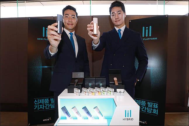 26일 오전 서울 중구 더 플라자 호텔에서 모델들이 KT&G의 신개념 궐련형 전자담배인 ‘릴 하이브리드’를 소개하고 있다. ⓒ데일리안 류영주 기자