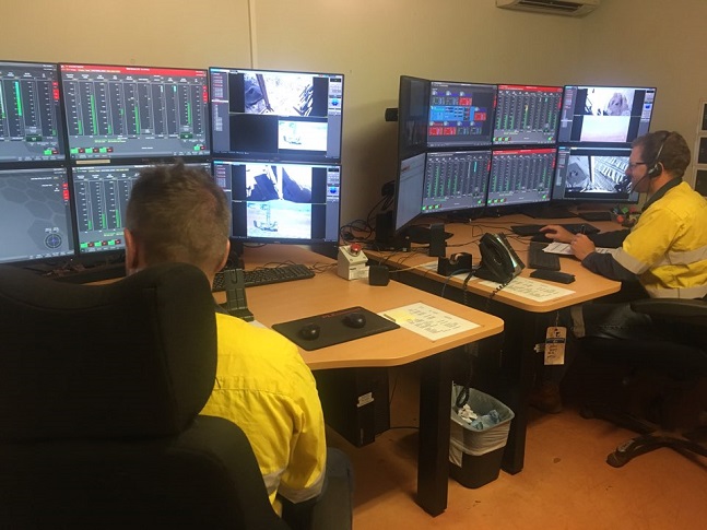 20일 로이힐 광산 어드민센터에서 광산 관계자들이 무인드릴이 철광석을 탐사하는 과정을 지켜보고 있다. ⓒ데일리안

