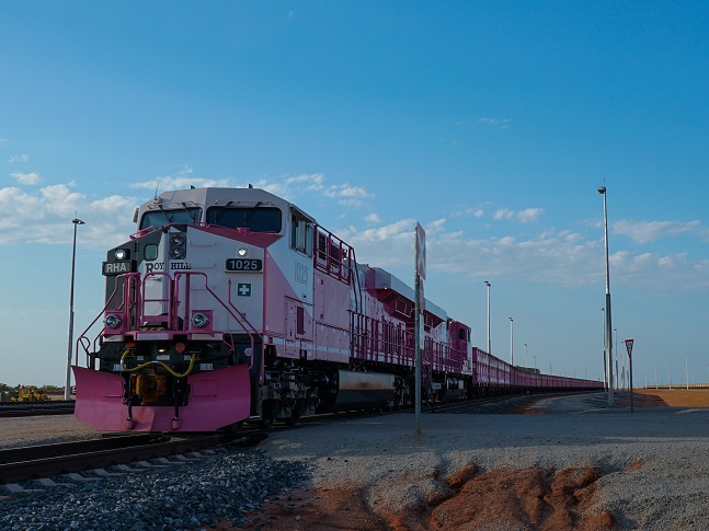 로이힐 분홍색기차가 철광석을 운반하고 있다. 핸콕재단이 유방암 환자를 위해 후원하고 있기 때문에 이를 상징하는 분홍색이 기차, 모자, 조끼, 옷 등 로이힐 곳곳에 사용된다. ⓒ포스코
