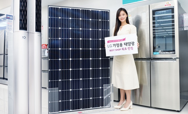 LG전자 모델이 가정용 태양광 발전시스템을 소개하고 있다.ⓒLG전자