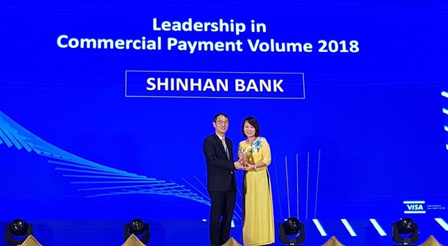 지난 22일 베트남에서 열린 비자(VISA)카드사 주최 '2018 비자 리더십 어워즈'에서 신한베트남은행 신동민 법인장(왼쪽)이 수상을 하고 있다.ⓒ신한은행