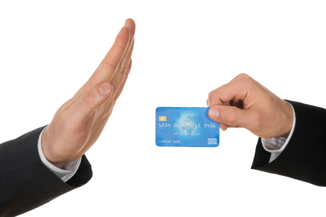 대대적인 카드 수수료 체계 개편으로 보험료 카드 납부 확대에 제동이 걸렸다.ⓒ게티이미지뱅크