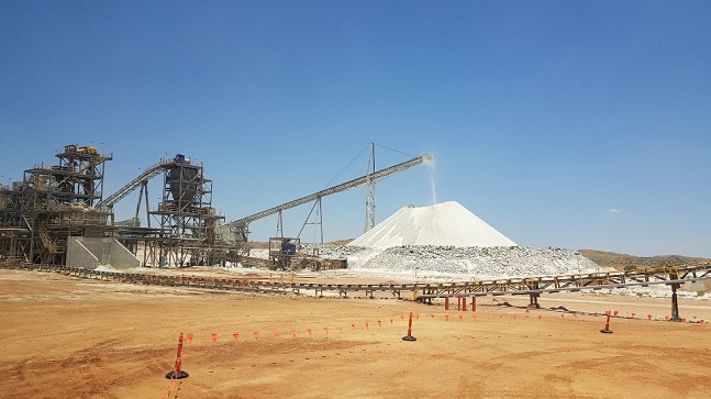21일 필간구라 광산에서 분쇄한 리튬광석이 컨베이어로 이동해 야적되고 있다.ⓒ포스코