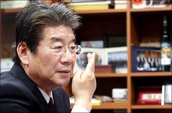 강석호 자유한국당 의원(사진)은 28일 오후 취재진과 만난 자리에서 내달 치러질 원내대표 경선 출마를 단념하겠다는 의사를 밝혔다. ⓒ데일리안 박항구 기자