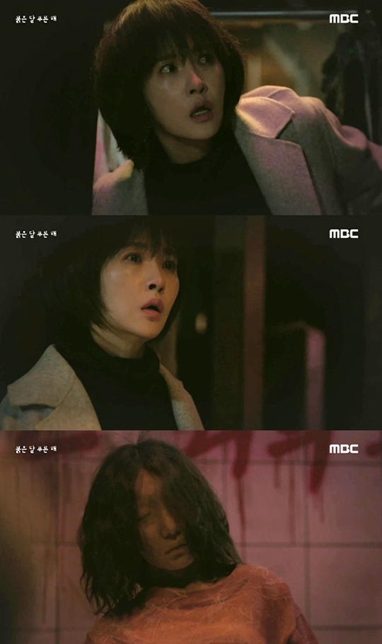 '붉은 달 푸른 해' 김선아가 미라를 발견하는 충격적 엔딩에 시청자들이 뜨겁게 반응했다. MBC 방송 캡처.