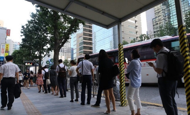 주52시간 근무제를 시행한지 한달이 지난 지난 7월 오후6시가 넘는 시간 종각역 인근 버스정류장에 퇴근길에 오른 시민들이 버스를 기다리고 있다. ⓒ 연합뉴스 