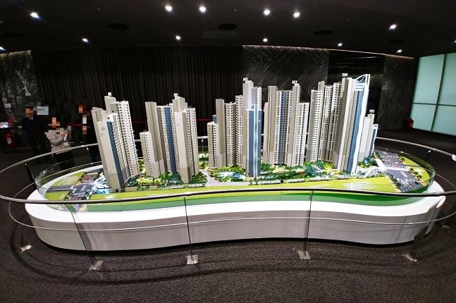 서울 서초구 삼호가든맨션3차를 재건축하는 ‘디에이치 라클라스’ 견본주택에 방문객들이 단지 모형도를 둘러보고 있다.ⓒ데일리안 원나래기자