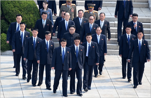 지난 4월 판문점 평화의집에서 1차 남북정상회담이 진행되는 가운데 김정은 북한 국무위원장을 경호원들이 'V' 모양으로 둘러싸고 있다. ⓒ한국공동사진기자단