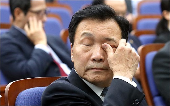 손학규 바른미래당 대표가 6일 오전 국회에서 열린 의원총회에서 얼굴을 만지고 있다.(자료사진)ⓒ데일리안 박항구 기자