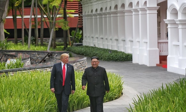 첫 북미정상회담이 열린 싱가포르 센토사 섬 카펠라호텔에서 미국 도널드 트럼프 대통령과 북한 김정은 국무위원장이 업무오찬을 마친 뒤 산책을 하고 있다. ⓒ연합뉴스