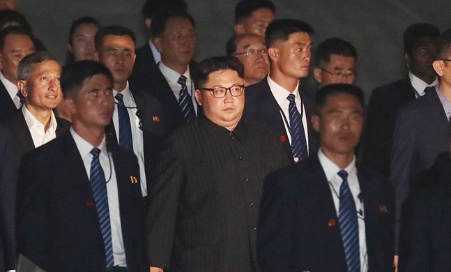 북미정상회담을 위해 싱가포르를 방문한 김정은 북한 국무위원장이 싱가포르 에스플러네이드 인근 다리에 올라 야경을 감상한 뒤 차로 돌아가고 있다. ⓒ연합뉴스