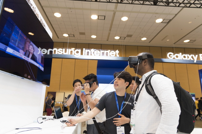한 관람객이 지난달 7일(현지시간) 미국 샌프란시스코 모스콘센터에서 개최된 '삼성 개발자 콘퍼런스(SDC) 2018' 행사장 2층에 마련된 전시장에서 가상현실(VR)기기 '갤럭시 기어 VR'을 체험해보고 있다.ⓒ삼성전자