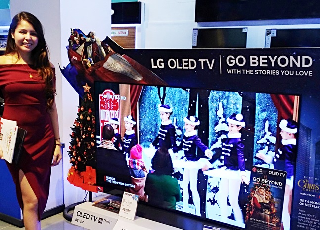 LG전자 모델이 필리핀 마닐라에 위치한 한 가전매장에서 LG전자 '올레드 TV AI 씽큐' 제품을 소개하고 있다.ⓒLG전자