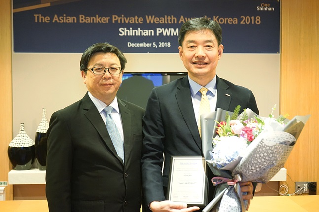 지난 5일 신한PWM Privilege서울센터에서 열린 'The Korea Country Award 2018' 시상식에서 배진수 신한은행 IPS본부장(오른쪽)과 분핑 푸(BoonPing Foo) 아시안뱅커 편집국장(왼쪽)이 기념촬영을 하고있다.ⓒ신한은행