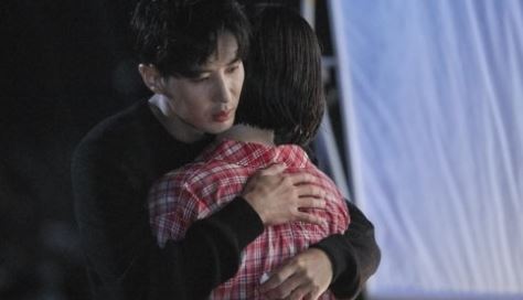 '톱스타 유백이' 김지석-전소민의 '꽁냥꽁냥 바닷가 데이트'가 포착됐다. ⓒ tvN