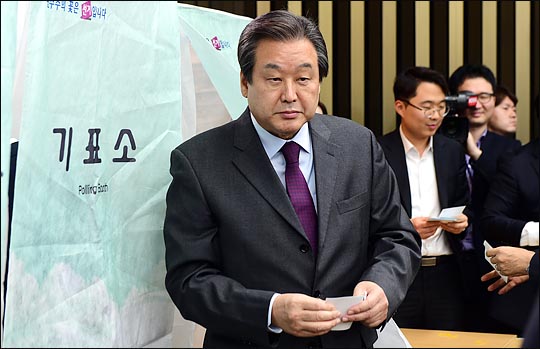 김무성 자유한국당 의원이 지난 2016년 12월 새 원내대표 선출을 위한 의원총회에서 기표를 마친 뒤, 기표소를 나서고 있다(자료사진). ⓒ데일리안