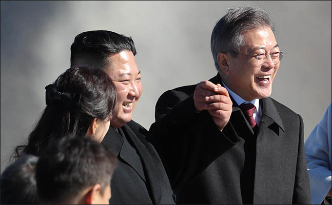 9월 20일 문재인 대통령과 김정은 국무위원장이 백두산 정상인 장군봉에 올라 손을 맞잡아 들어올리고 있다. ⓒ평양사진공동취재단