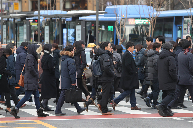 서울 광화문사거리에서 시민들이 강하게 부는 바람과 추위에 출근길 발걸음을 재촉하고 있다. (자료사진)ⓒ데일리안 홍금표 기자 