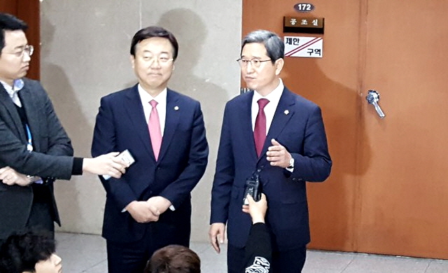자유한국당 김학용 원내대표 후보와 김종석 정책위의장 후보가 9일 오전 국회에서 기자회견을 한 뒤, 취재진의 질문에 답하고 있다. ⓒ김종석 의원실 제공