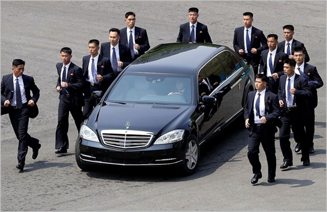 지난 4월 판문점 평화의집에서 1차 남북정상회담이 진행되는 가운데 김정은 북한 국무위원장이 탑승하고 있는 차량을 12명의 경호원들이 둘러싸고 있다. ⓒ한국공동사진기자단 