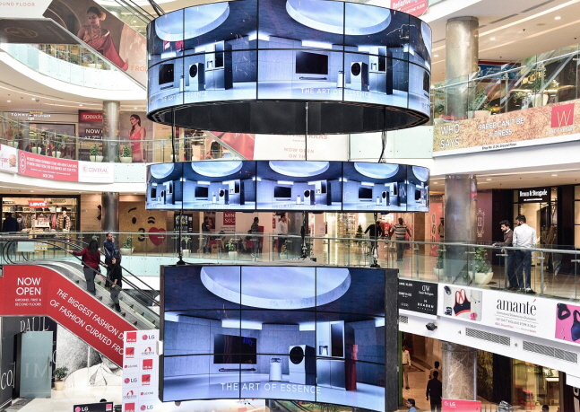 LG전자가 인도 델리 최대 쇼핑센터인 엠비언스몰 바산트쿤즈에 설치한 LG 올레드 사이니지.ⓒLG전자