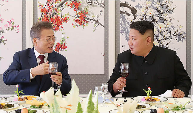 문재인 대통령과 김정은 북한 국무위원장이 9월 20일 삼지연초대소에서 오찬을 하고 있다. ⓒ평양사진공동취재단