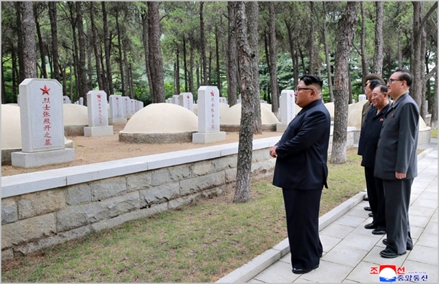 김정은 북한 국무위원장이 지난 7월 27일 전승절 65주년을 맞아 중국인민지원군 묘지를 참배하고 있다. ⓒ조선중앙통신