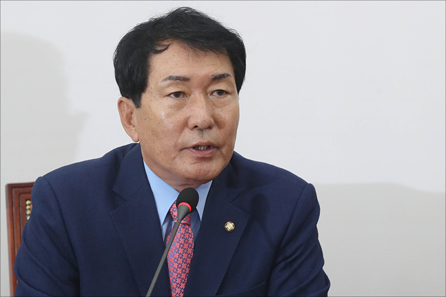 안상수 자유한국당 의원(사진)은 11일 오후 3시에 치러질 원내대표 경선과 관련해, 나경원·김학용 의원의 대결이 갈수록 더 혼전 양상을 띄고 있다고 진단했다. ⓒ데일리안 홍금표 기자