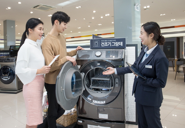 삼성전자 모델들이 서울 디지털프라자 강남 본점에서 건조기 '그랑데' 제품을 살펴보고 있다.ⓒ