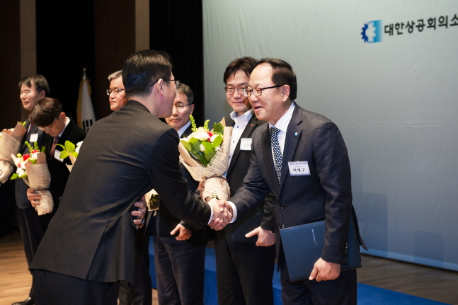 박형구 한국중부발전 사장(오른쪽)이 산업통상자원부 장관상 및 최우수 CEO상을 수상하고 있다.ⓒ한국중부발전