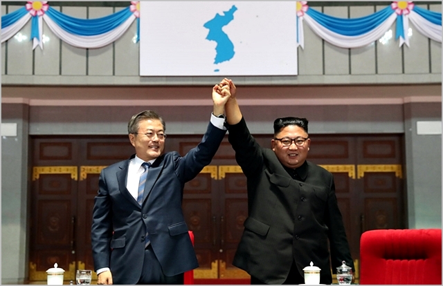 문재인 대통령과 김정은 북한 국무위원장이 지난 9월 평양에서 대집단체조와 '빛나는 조국' 공연을 관람한 뒤 평양시민들 앞에서 손을 들어올리고 있다. ⓒ평양사진공동취재단