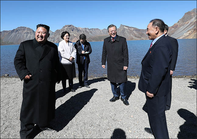 문재인 대통령과 김정은 북한 국무위원장이 지난 9월 백두산 천지를 산책하고 있다(자료사진). ⓒ평양사진공동취재단